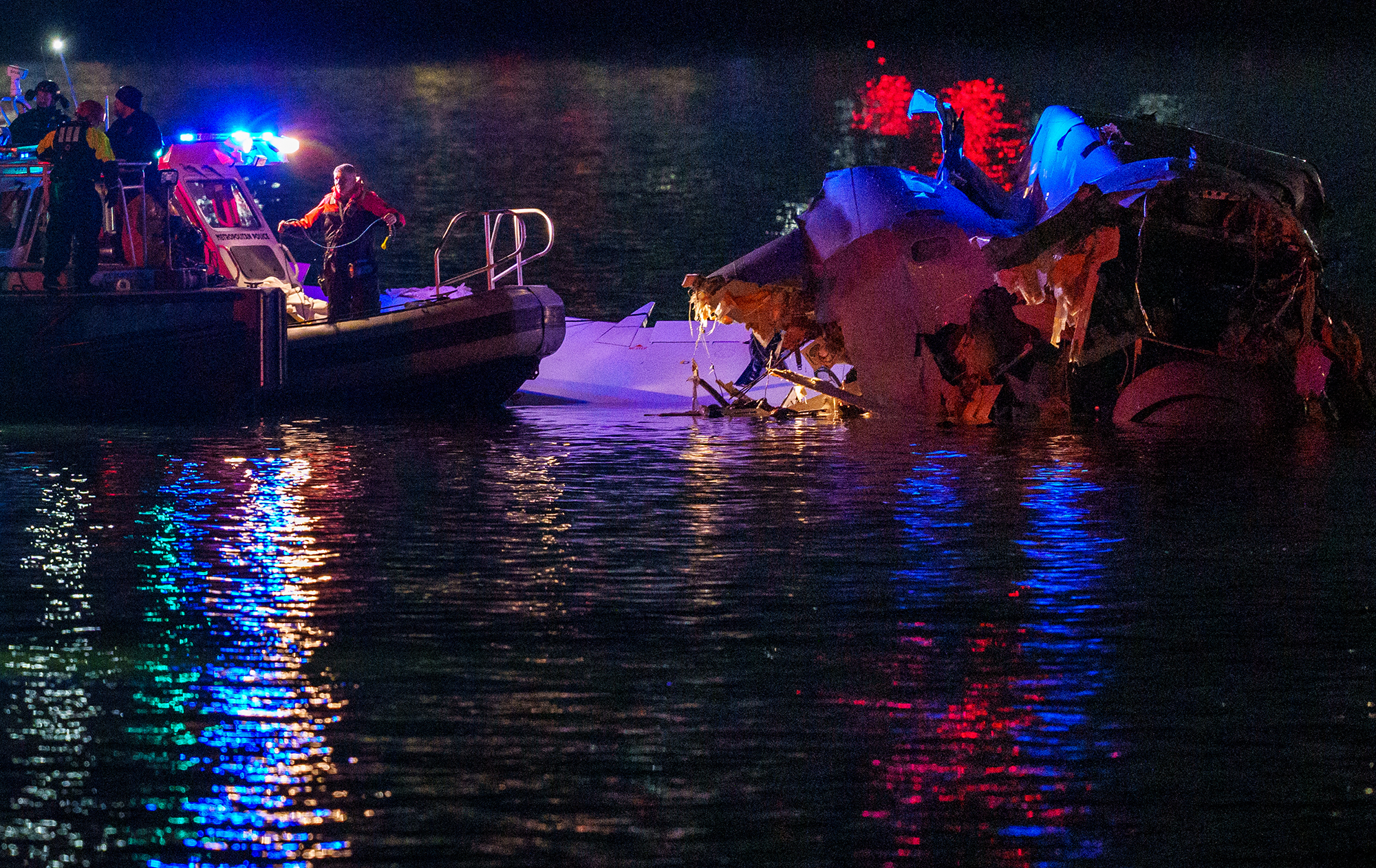 Зіткнулися в повітрі. Що відомо про авіатрощу літака і вертольота біля Вашингтона